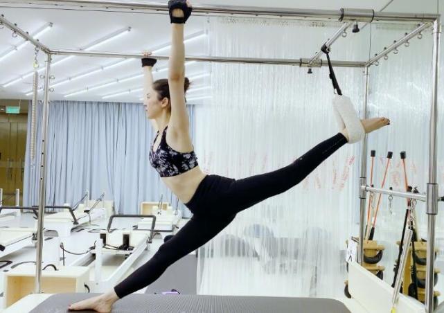 42岁董璇晒照露腰秀好身材,董璇晒健身照图文