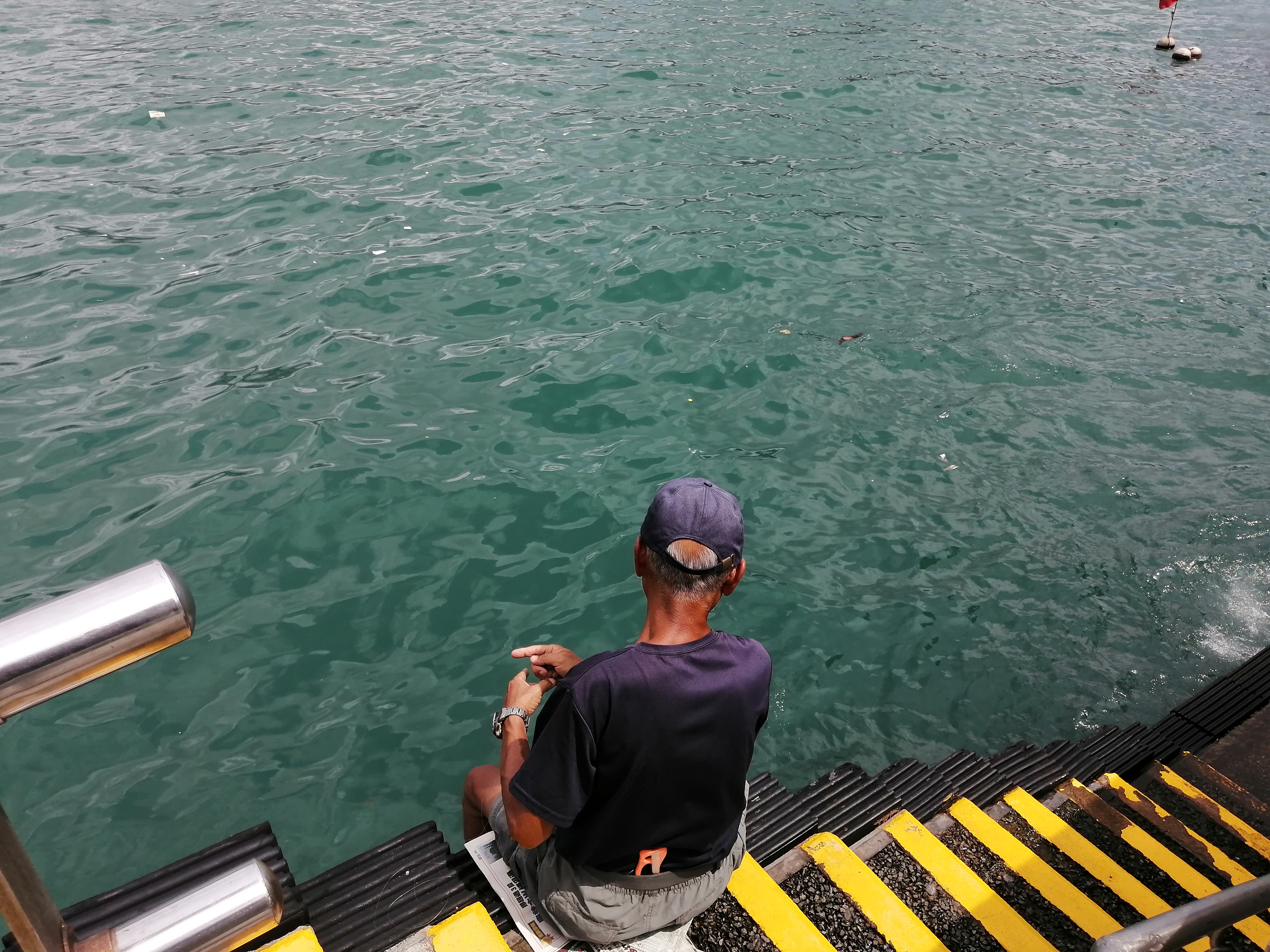 七月初香港游初印象-钓鱼的老人、性感的西方女游客、绘画的小孩