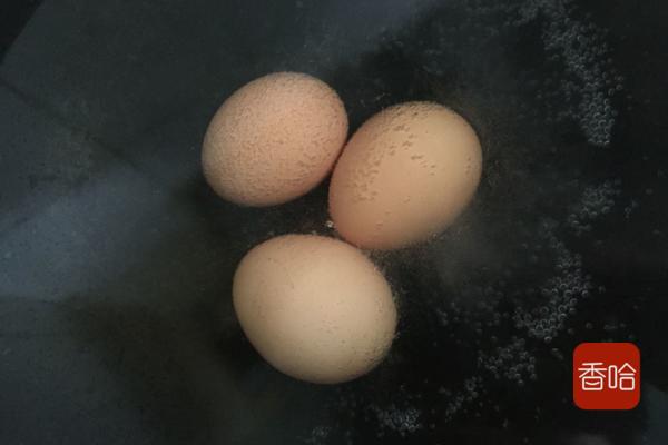 35年大厨告知煮鸡蛋时，牢记这一步，鸡蛋“自动”脱壳，超好剥