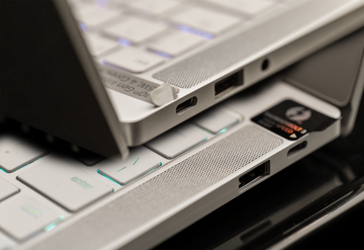 雷蛇灵刃15水银版续航,雷蛇灵刃1060标准版评测