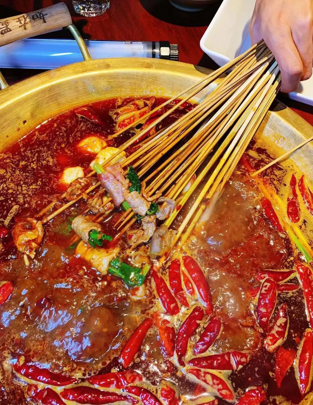长春最强演艺阵容竟藏在这家火锅店里，火锅涮串自由切换，太嗨了
