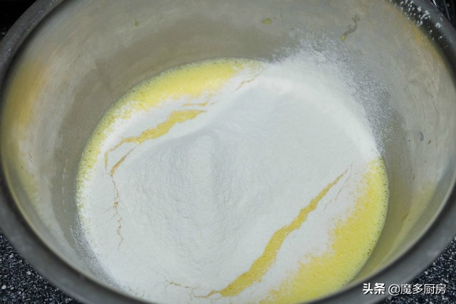 这才是电饭锅蛋糕正确的做法,用300g蛋糕预拌粉做电饭锅蛋糕