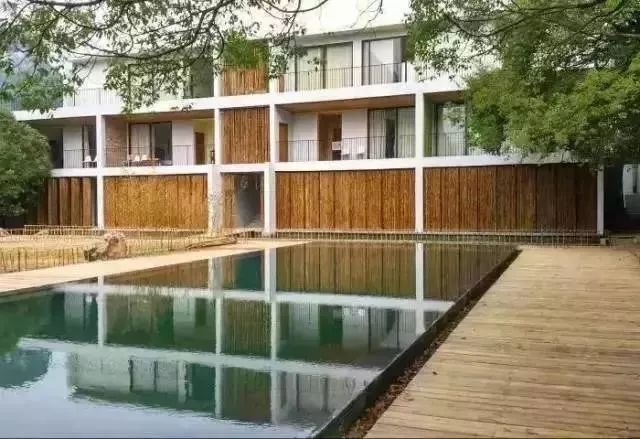 这5家海景民宿躺在床上就能看海,极有格调的纯白泳池民宿