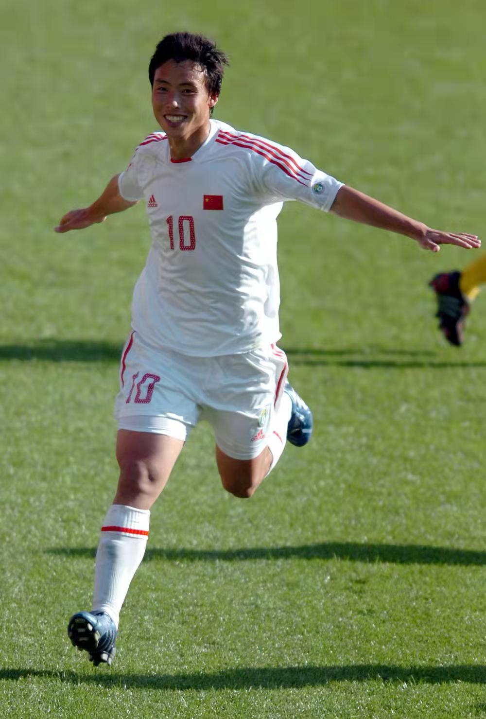 圆月弯刀任意球,足坛十大绝杀贴地斩