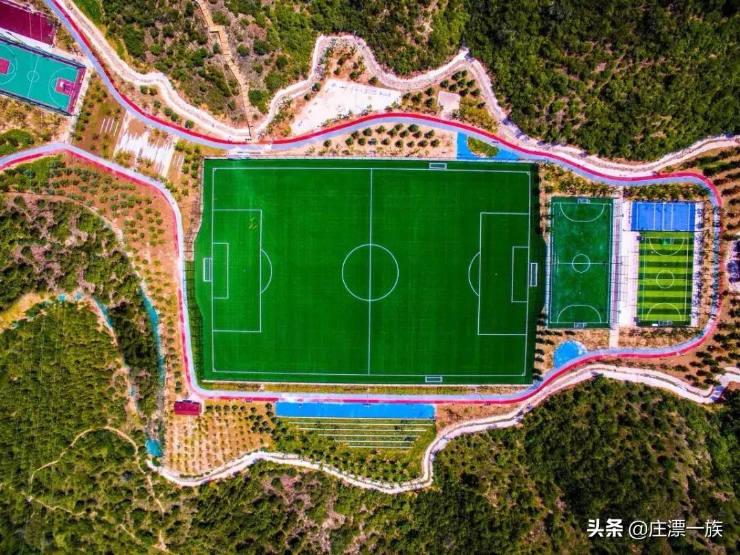 山顶真实足球场,足球场的高颜值图片