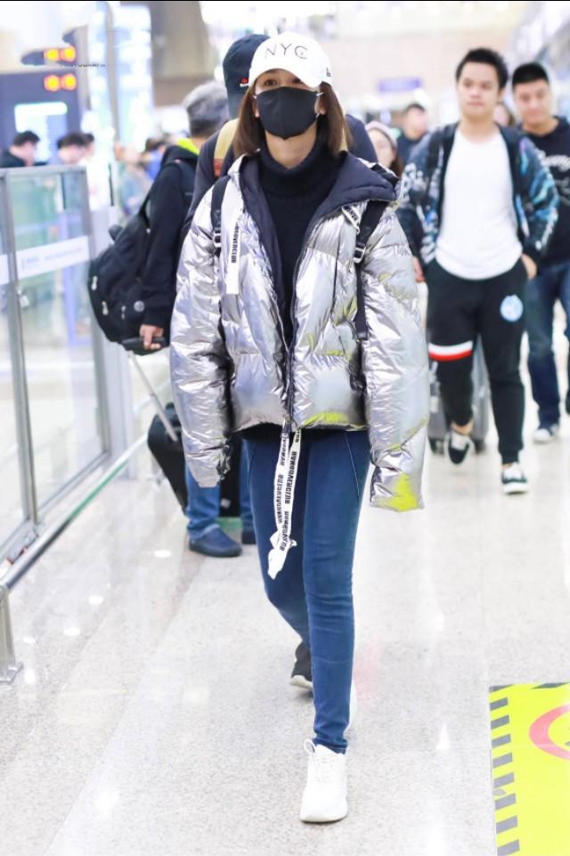 杨紫穿的很亮外套,杨紫穿长款羽绒服小视频