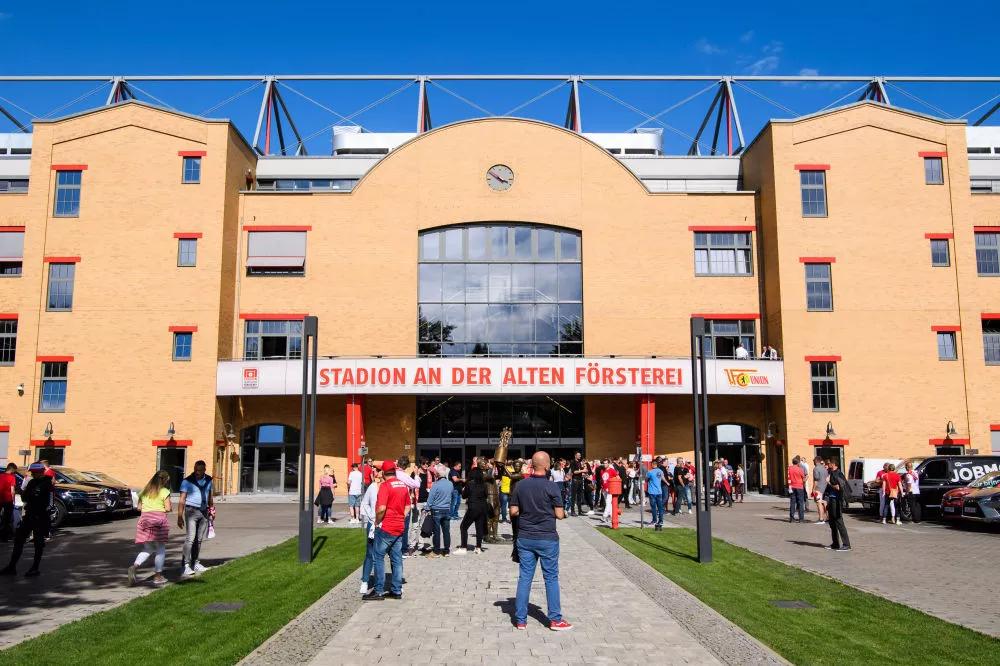 仅3成球迷支持重庆队“苟活”！承认吧，我们爱的不是足球本身