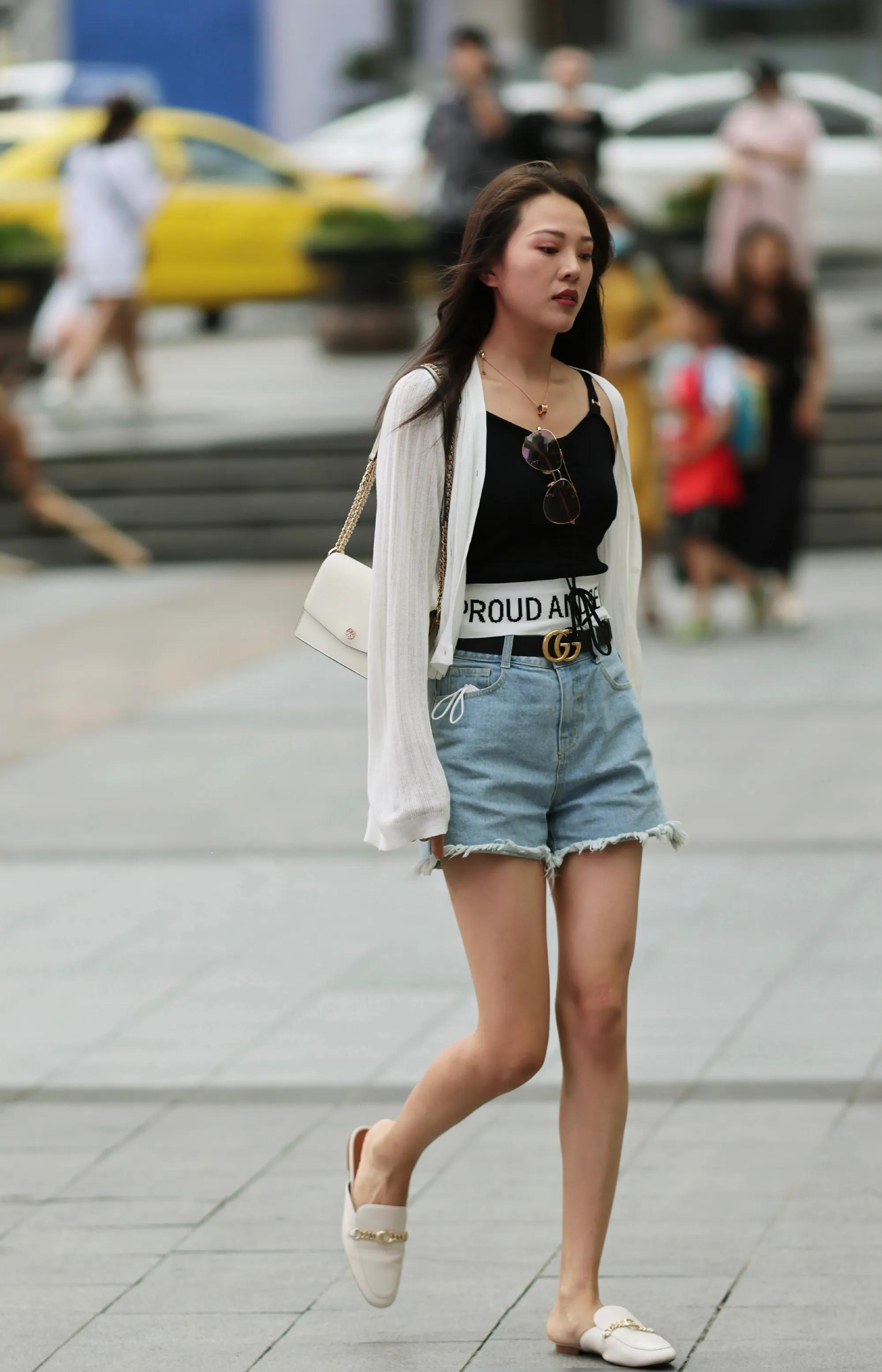 街拍牛仔短裤时尚穿搭风格,一字牛仔短裤穿搭街拍