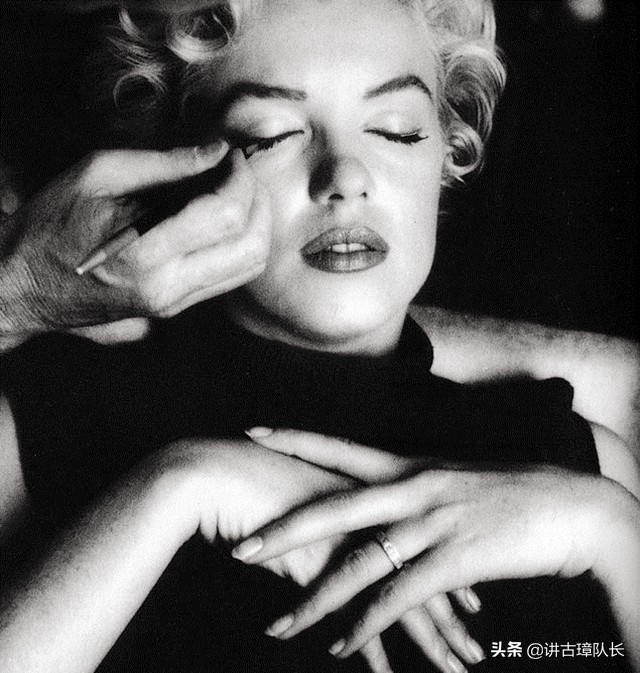 玛丽莲梦露去世谁帮她举行葬礼,玛丽莲梦露死后墓地