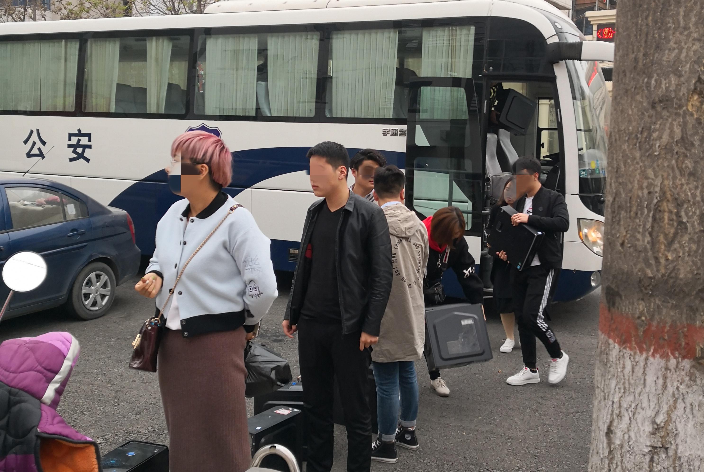 高薪、重奖、发手机？这些大学生入职没多久，就被一网络科技公司坑进监狱