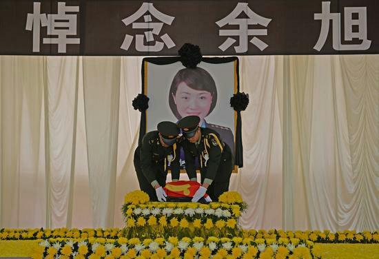 金孔雀余旭的最后一程：36万群众手捧菊花送别，墓前4架飞机模型