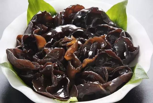 一家三口全住院大蒜千万别这么吃,一家三口吃大蒜丧命是真的吗