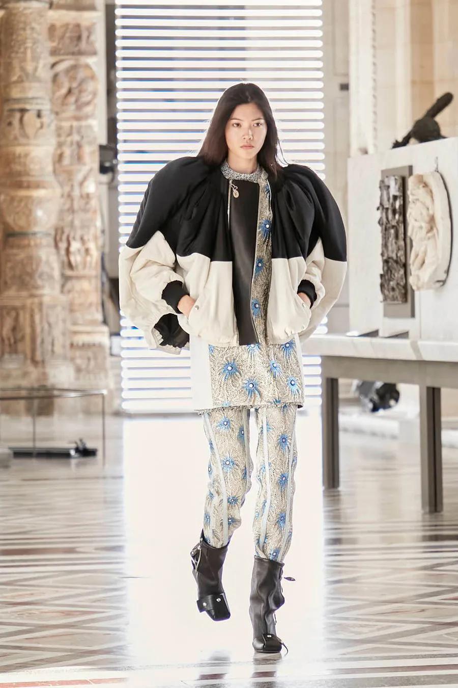 波司登新设计再次出圈？！轻盈+荧光惊艳网友：穿这谁还宅啊