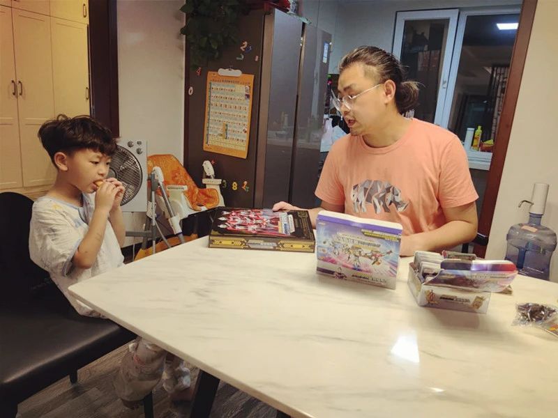 奥特曼卡片是买传奇好还是黑钻好,奥特曼卡片到底该不该给小孩买