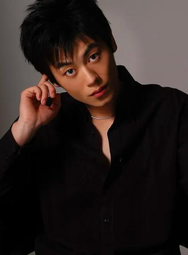 为何朱亚文转身就娶陈思诚前女友,朱亚文行走的荷尔蒙结婚片段