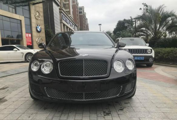 车主买了台二手宾利，却闻到后座异味刺鼻！车商：前车主是女司机