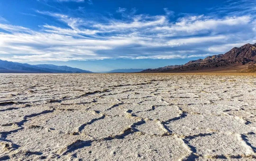 盐湖形成的影响,盐湖的形成需要独特的地理环境