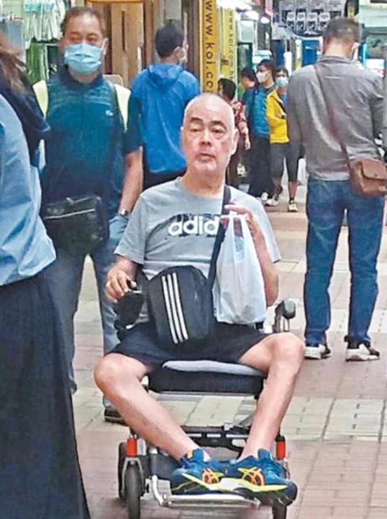 突发！63岁香港靓声王在护老院连人带轮椅跌倒受伤，已送院救治