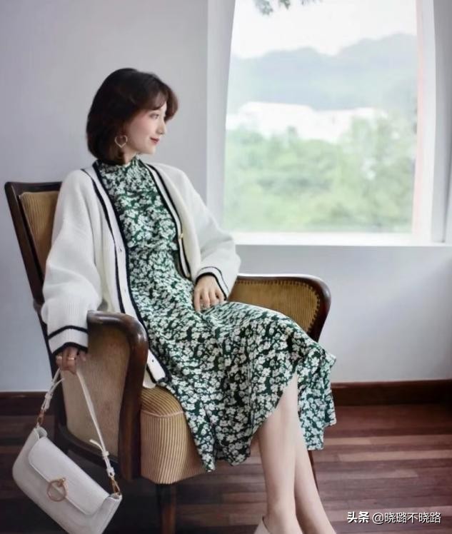 碎花裙怎么穿才不显老气,今年流行碎花裙怎么穿最好看