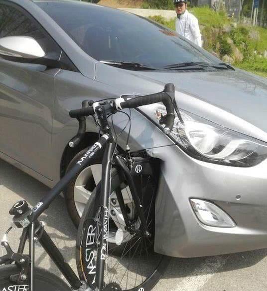 撞上豪车双方没有保险怎么办,撞上豪车是什么险