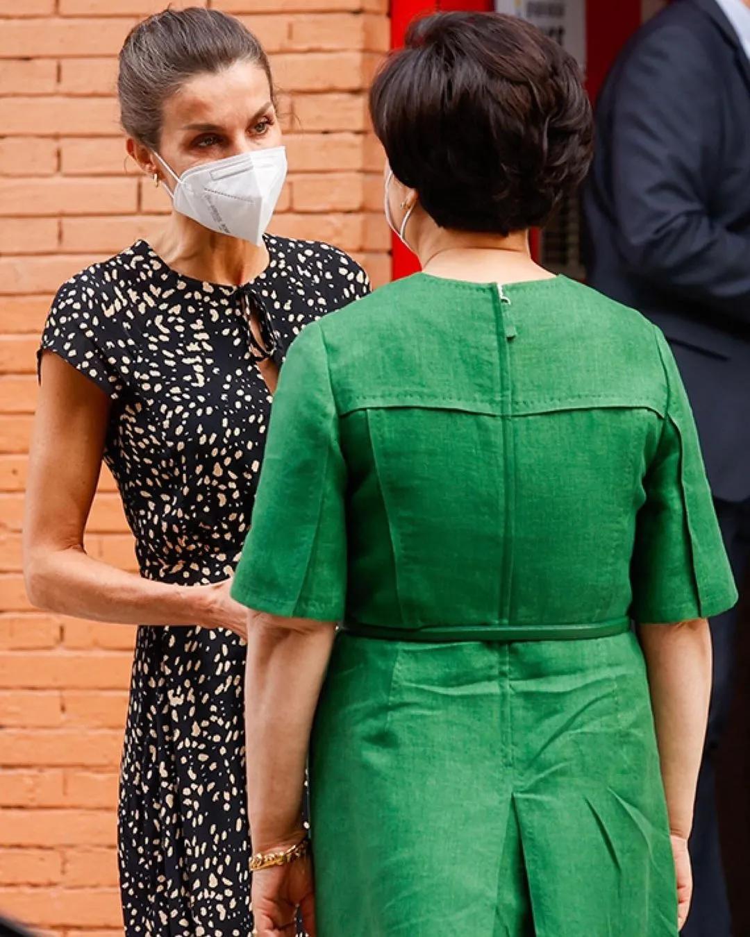 西班牙莱后不敌韩第一夫人，二穿旧裙老气突显，全靠高马尾撑精神