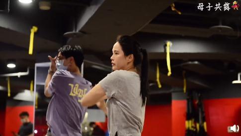 伊能静的儿子穿女装上热搜,伊能静回应儿子女装照争议