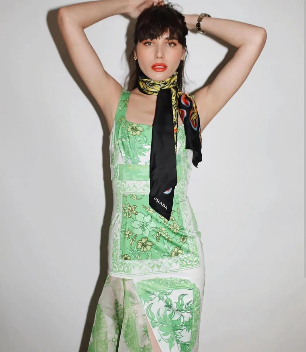 丝巾的100种系法,90x90方形丝巾的系法慢动作视频