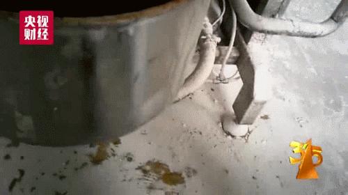 卖辣条的抠脚大汉,辣条是抠脚大汉的脚踩出来的吗