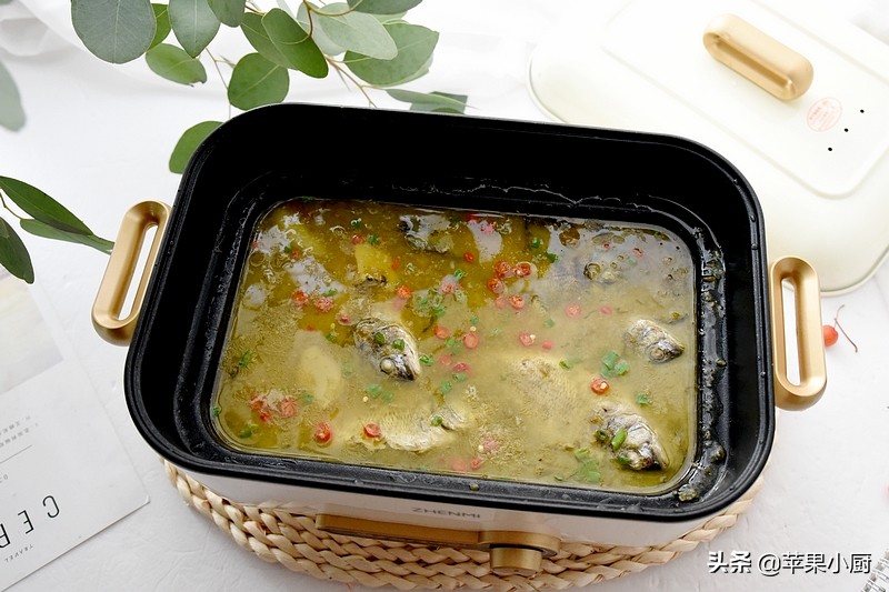 巧手主妇用海鱼做酸菜鱼，味道也不错，汤鲜肉也美味，都说味不错