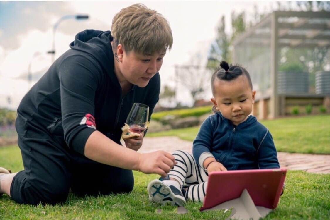 郭麒麟自拍照,郭麒麟抱郭德纲小儿子