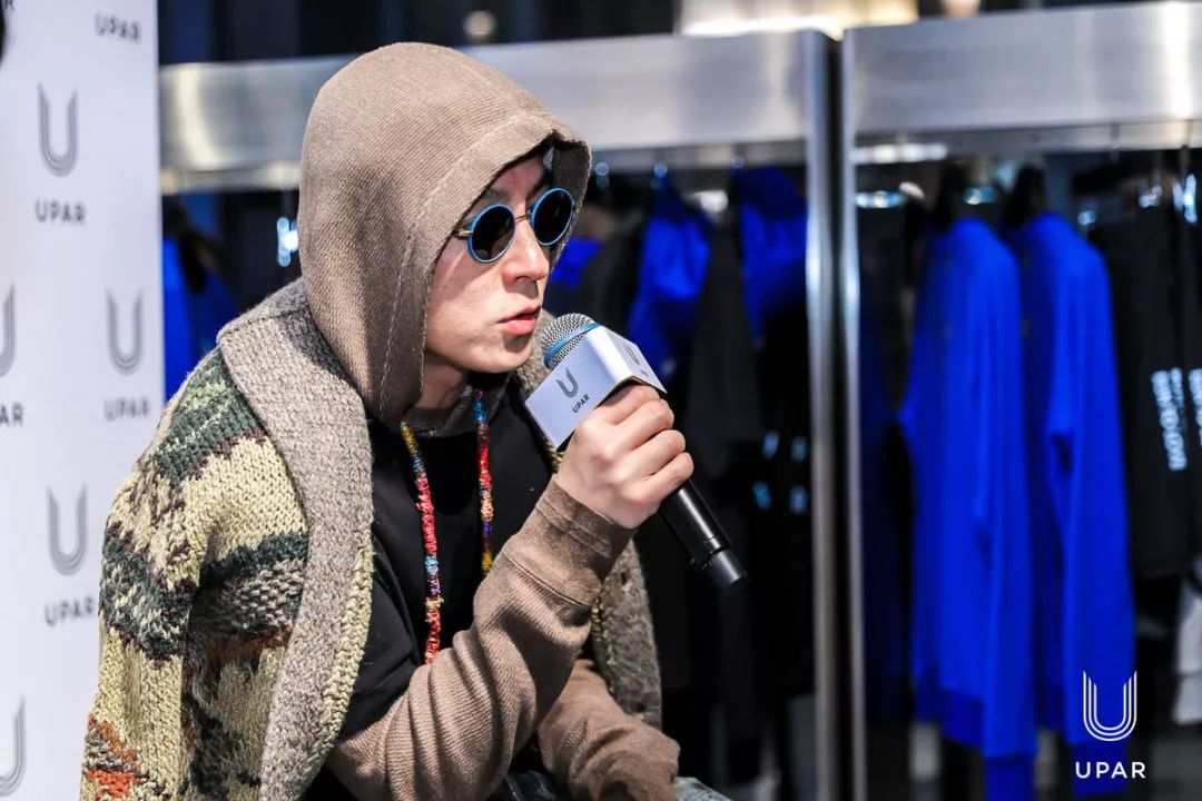 “Valentino红”降临东京，冠希哥说最近的生活“888”