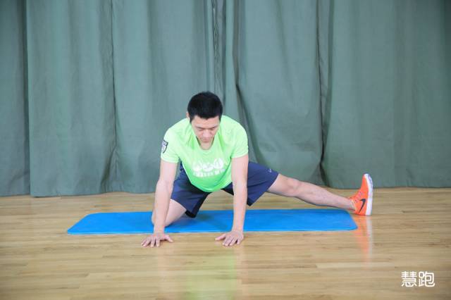 5公里跑后拉伸动作,跑后拉伸详细教程