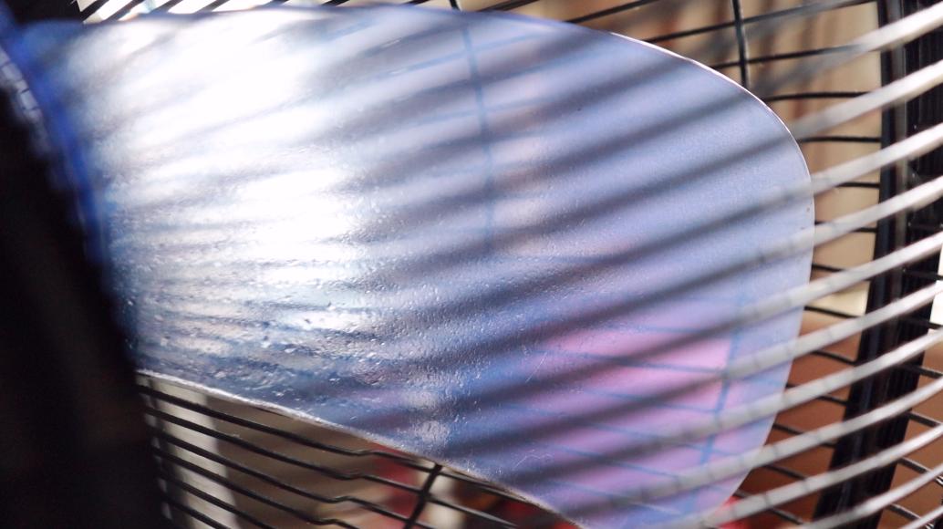 风扇上灰怎么清理,为什么电风扇的扇叶上容易积累灰