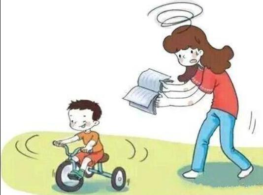 不听话不愿意写作业的孩子怎么办,儿子不听话不写作业妈妈拿衣架打