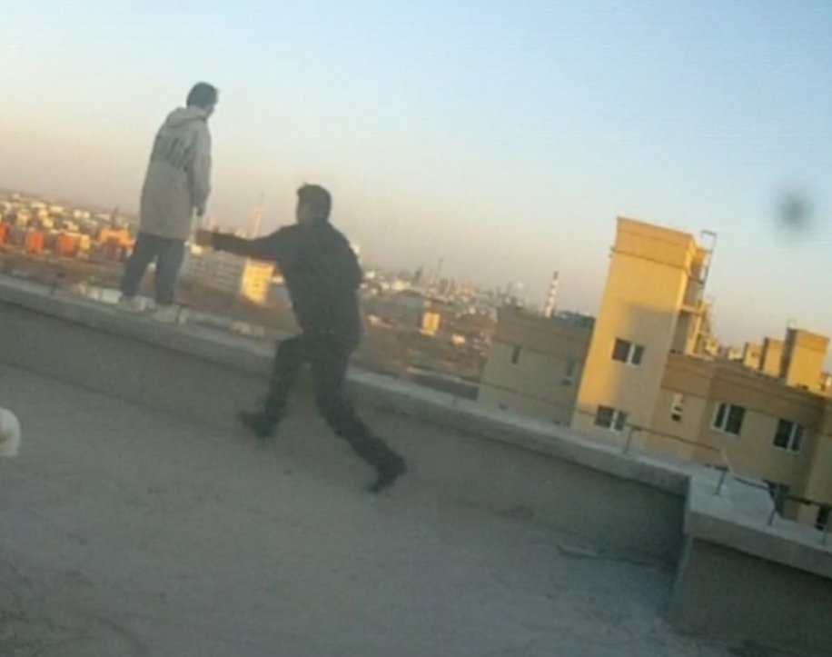 女子33层楼顶欲轻生民警一把拉住,24层楼顶救轻生女孩