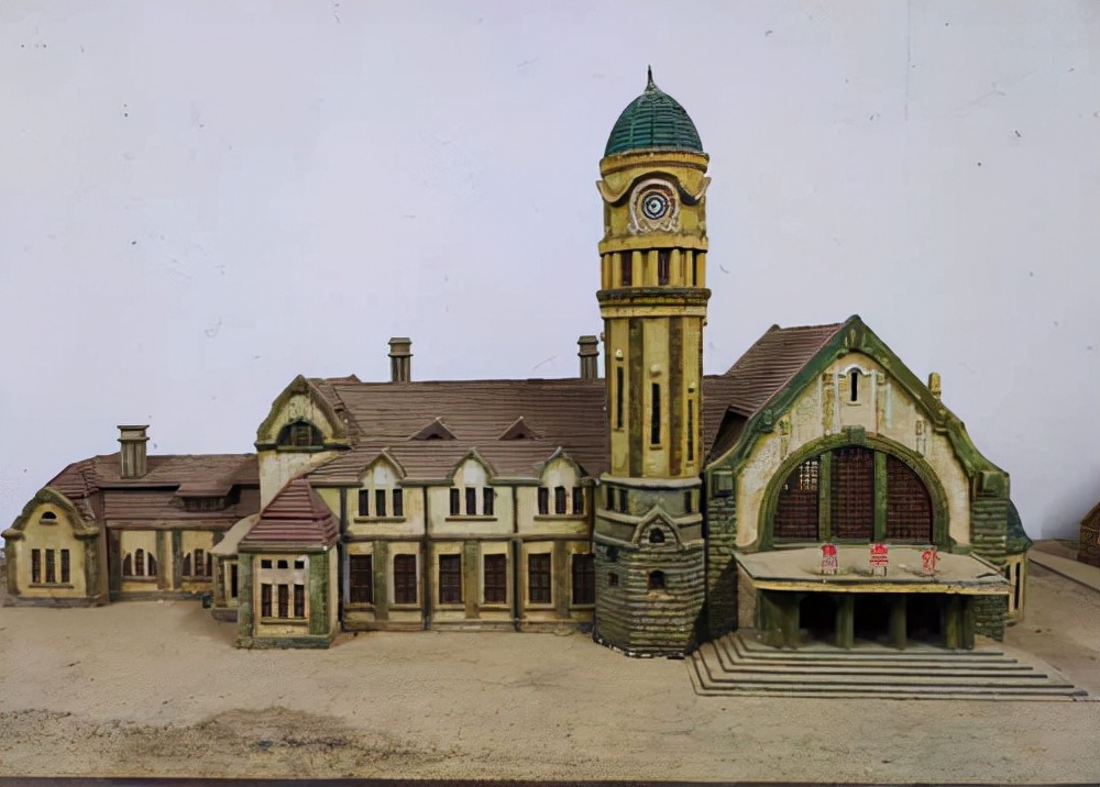正在复原100年前的济南火车站,小伙用微缩模型还原济南老火车站