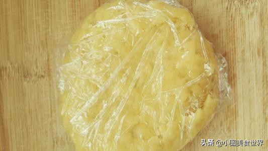 榴莲酥做好后层次分明、异常松化，刚出炉就被家里的小孩分完了