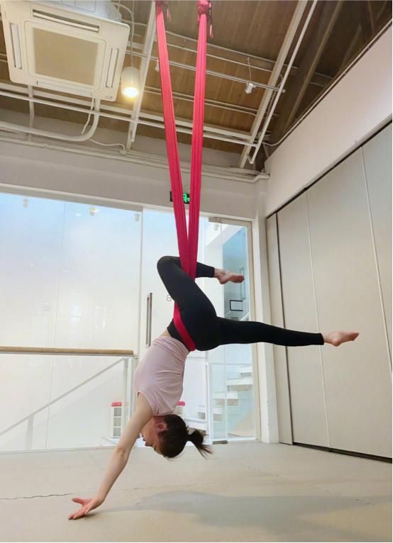 袁姗姗穿黑色运动裤出席活动,袁姗姗高腰裤穿搭