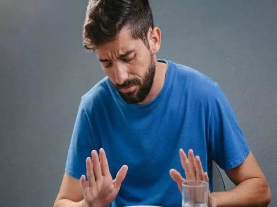 为什么肾衰竭了还会得肾结石,肾衰竭有这5个征兆有什么危险