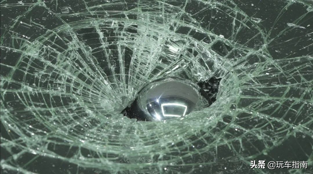 风挡玻璃又破裂?实测日本玻璃盾,石子80km/h撞击都没事?