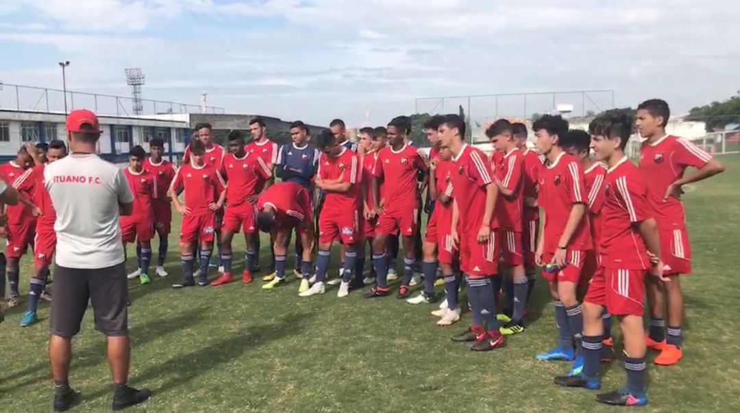 在巴西踢足球的中国小帅哥,巴西贫民窟足球少年