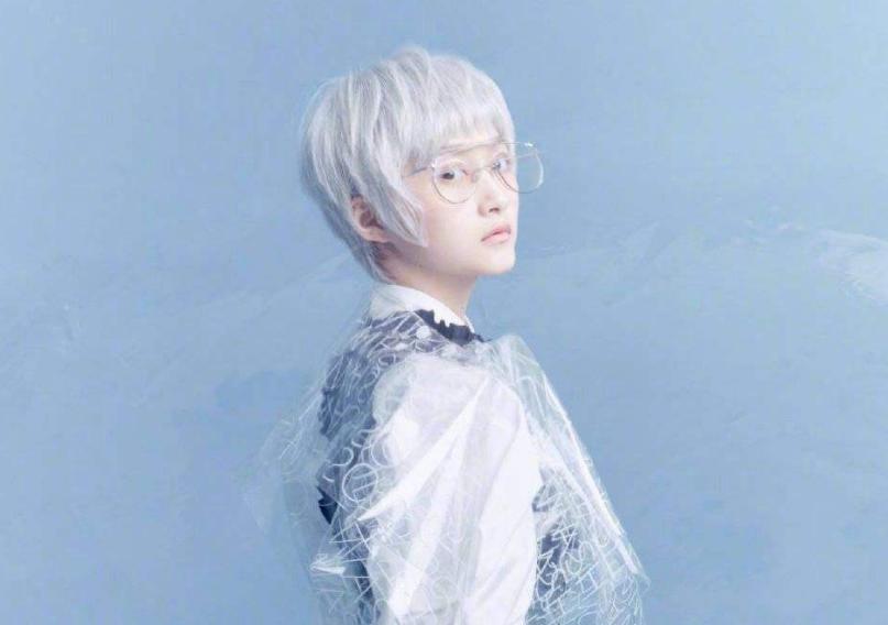 有种夫妻相鹿晗关晓彤，看到两人同款奶奶灰短发：民政局约吗？