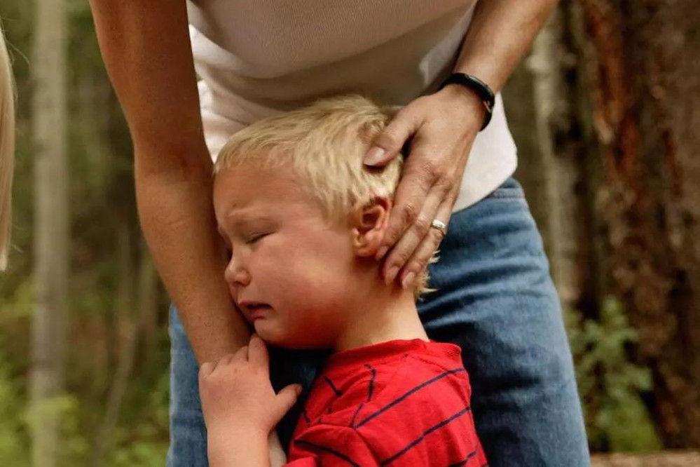 宝宝变成小粘虫，宝妈一刻不得闲，宝爸脑洞大开结果一招搞定