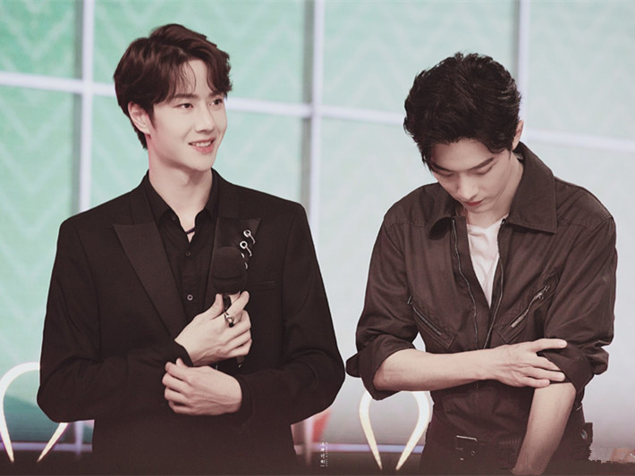 肖战王一博天天向上西装,王一博肖战天天向上初遇同步