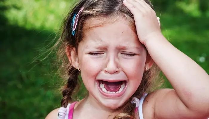 孩子无理哭闹家长正确做法,怎么应对孩子无理取闹的哭闹