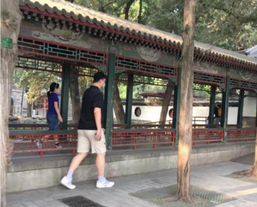 姚明带女儿吃饭偶遇11岁的姚明,姚明与姚沁蕾