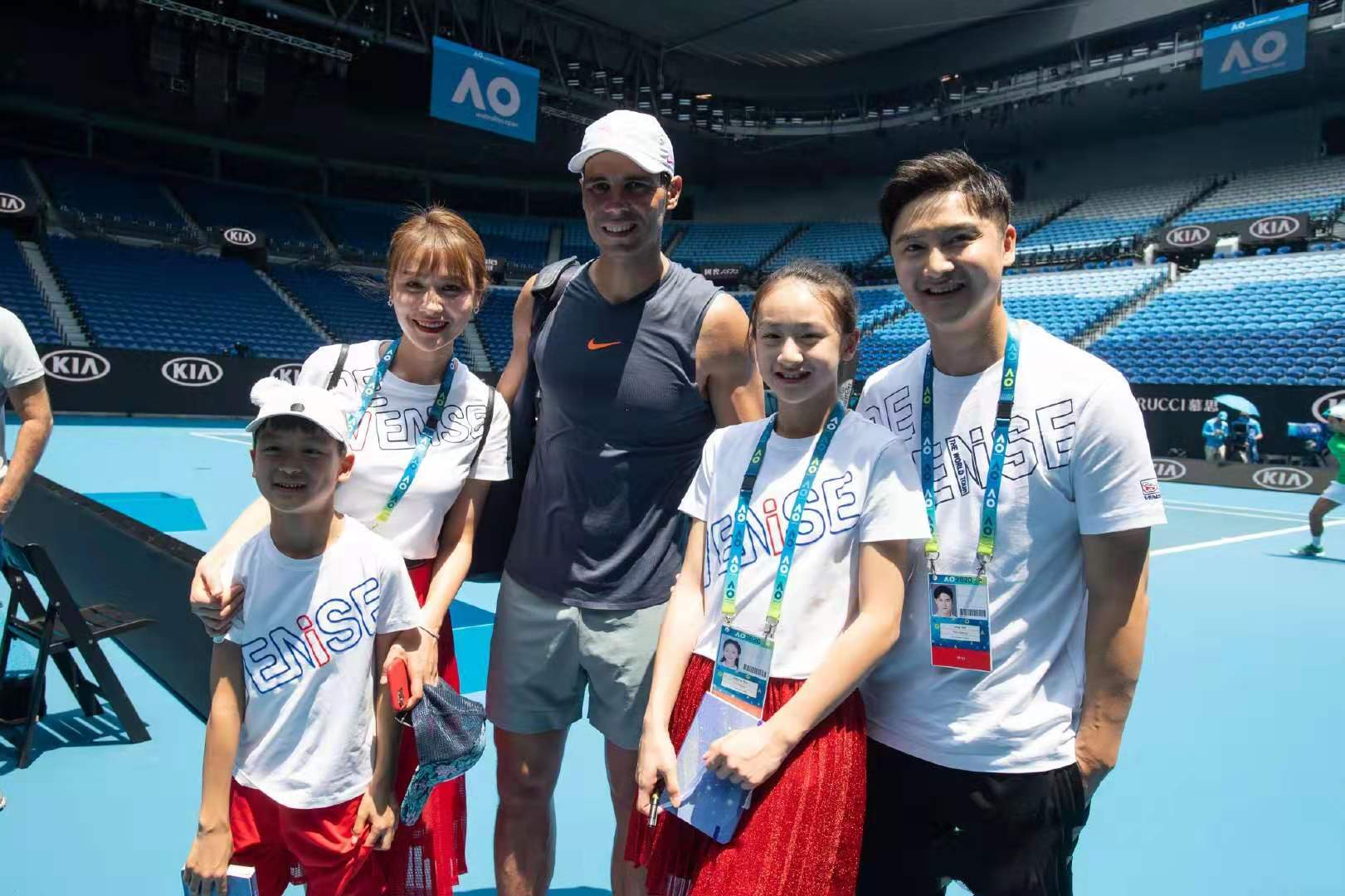 田亮森碟打底裤,田亮一家四口现身机场森碟好潮流