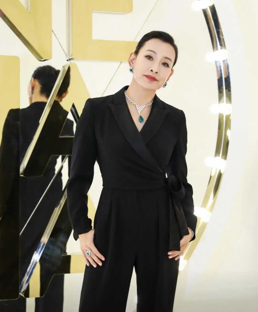 陈冲哪有岁月痕迹,59岁陈冲穿搭