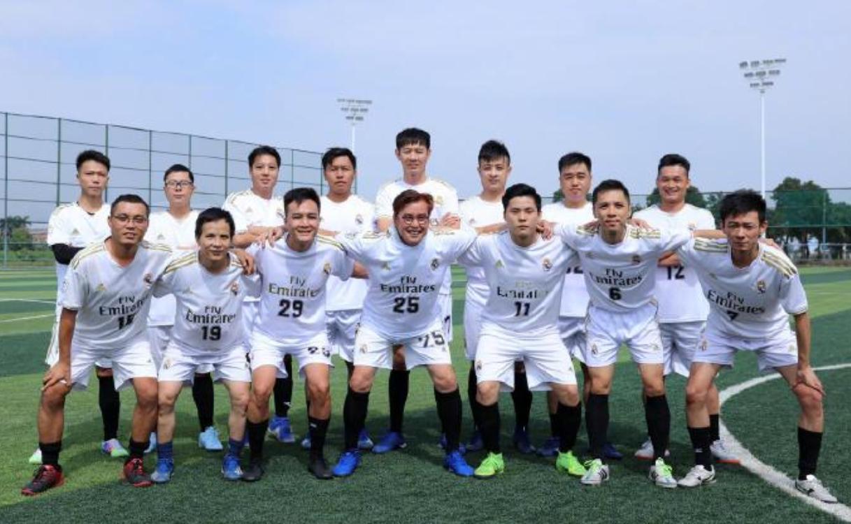 70岁谭咏麟深圳踢球,谭咏麟年轻时踢球视频