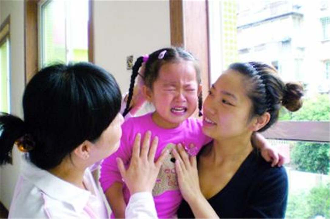 当孩子被同学欺负家长应该怎样做,被同学欺负父母劝你大度忍耐